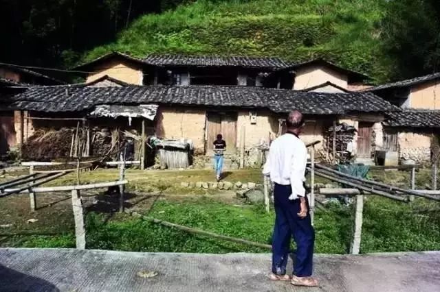 吃飯在屋南,屬永春蘇坑鄉嵩安村,睡覺在屋北,屬德化龍潯鎮高陽村