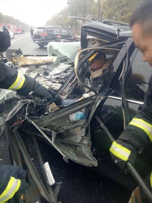 揚州小運河橋附近發生車禍,一轎車被撞成廢鐵!司機.