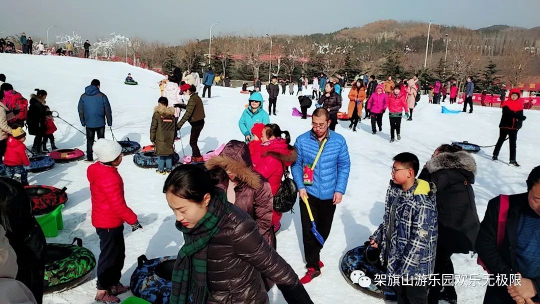 架旗山戏雪乐园占地4000平方米,雪场建有滑雪板道,雪圈道,儿童嬉雪区