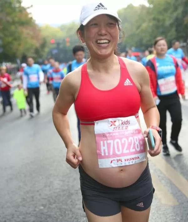 怀孕5个月参加马拉松挺着大肚子的她成了网红