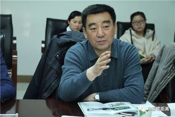 吐鲁番市副市长谢强就双方合作模式交流意见在座谈会上,袁孝华简要