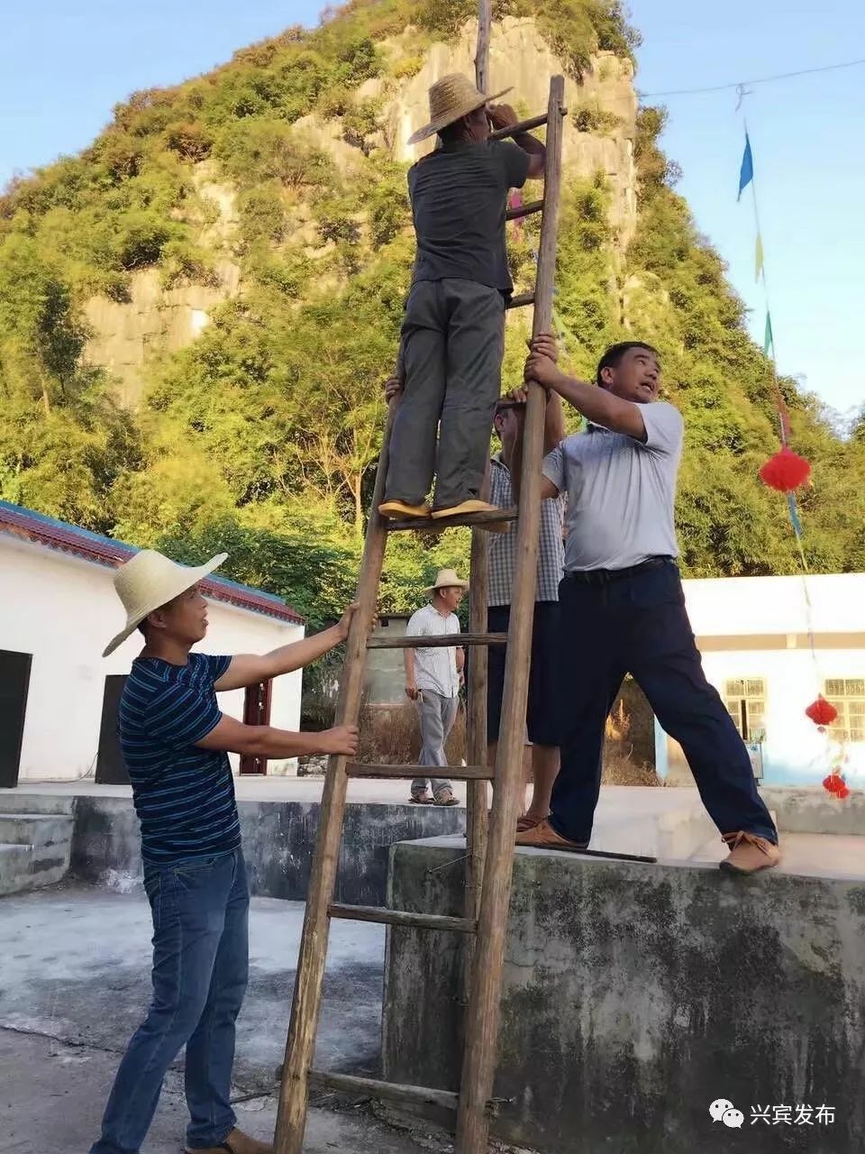 戲水村中長輩在榕樹下娛樂村裡治安巡防隊成為一道靚麗的風景線文化