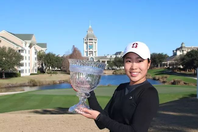 比叶雷小一岁,出生于2002年的李忆是ajga排名第一位的选手,她在最后一