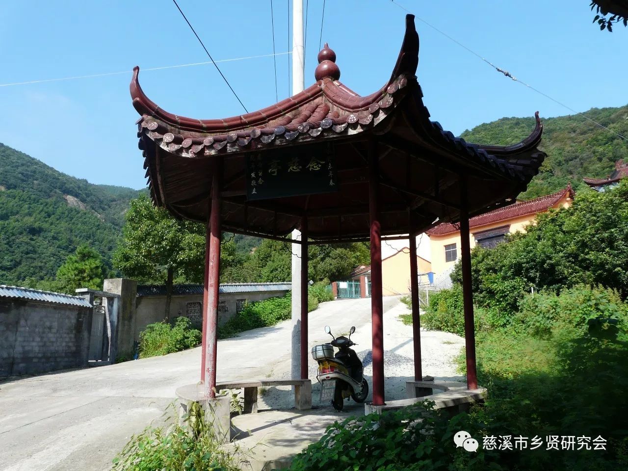 来到魏山脚下史祥寺,抗战时期,这里发生过浙东游击队浴血奋战日伪军的