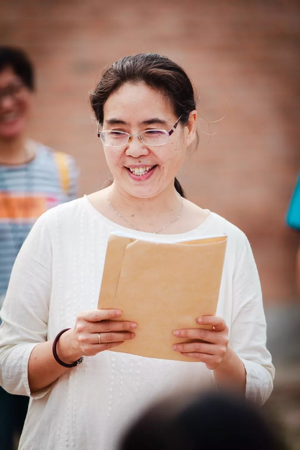 从在家上学的4个孩子到300多人的新式学堂11年里她如何治疗厌学症