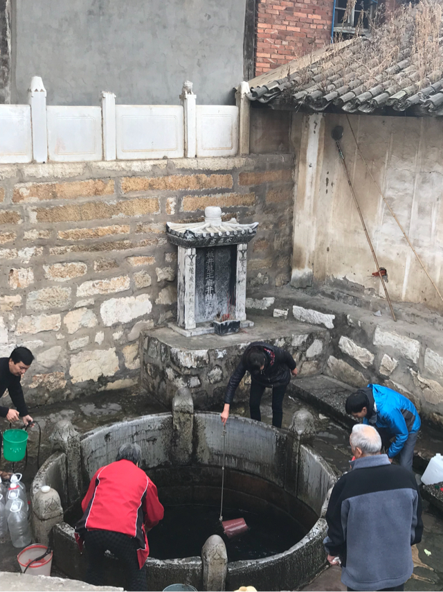 坐落於建水縣臨安鎮西門西正街旁的溥博泉,即大板井,建於明洪武初年