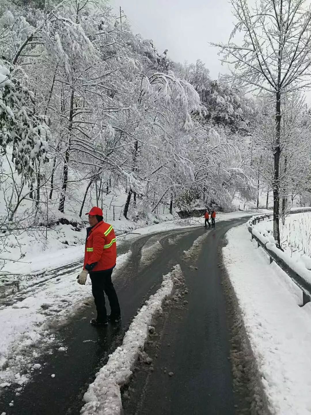 拖乌山雪景图片