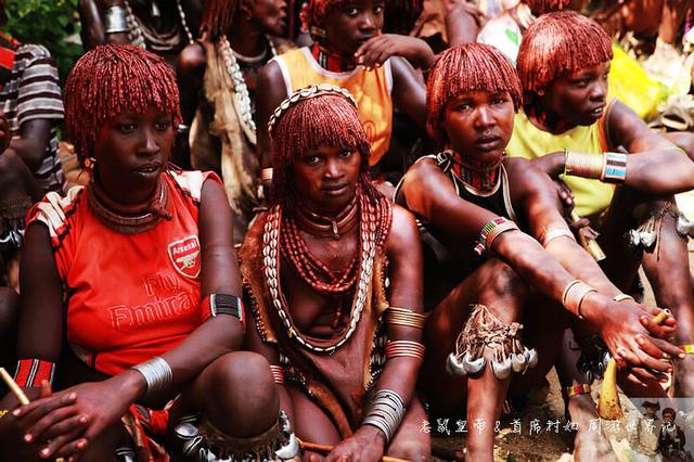 原始部落女穿兽皮用泥巴美容,脖子上的项圈展示不同的身份地位