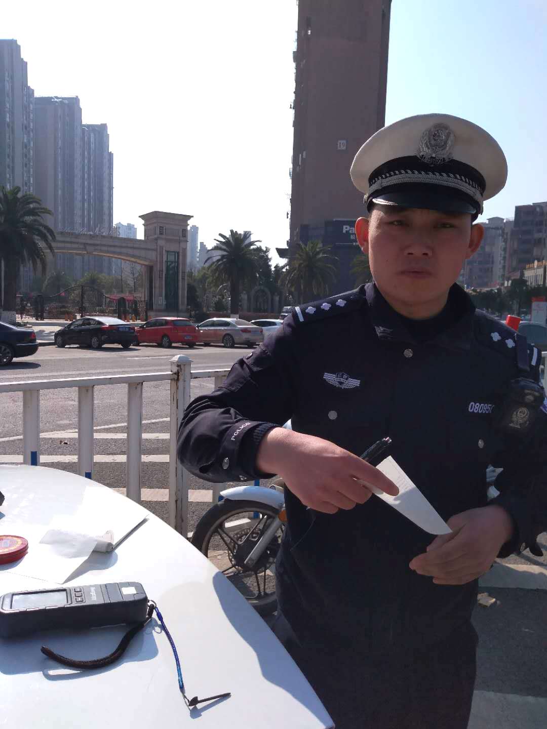 被交警抓到的图片图片