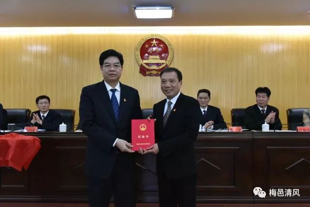 黄敬章同志颁发任命书县监察委员会主任赵勇向许思辉同志颁发任命书县