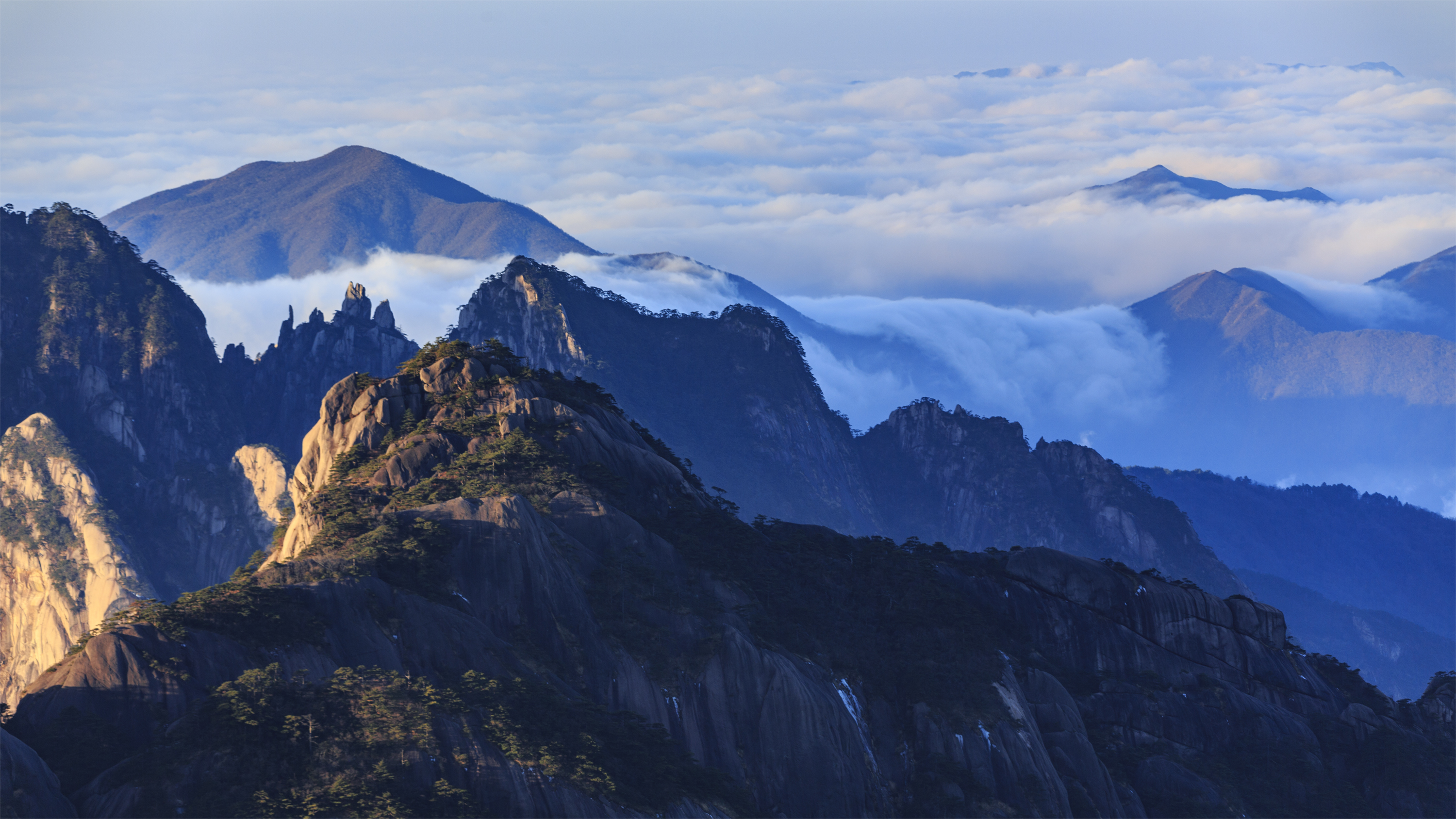 安徽黄山:烟霞与松石绝美结合宛若泼墨画