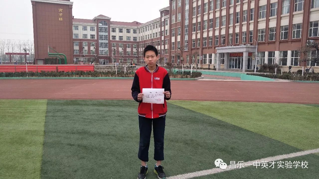 刘志豪徐欣然谭宇桐获奖学生合影返回搜狐,查看更多