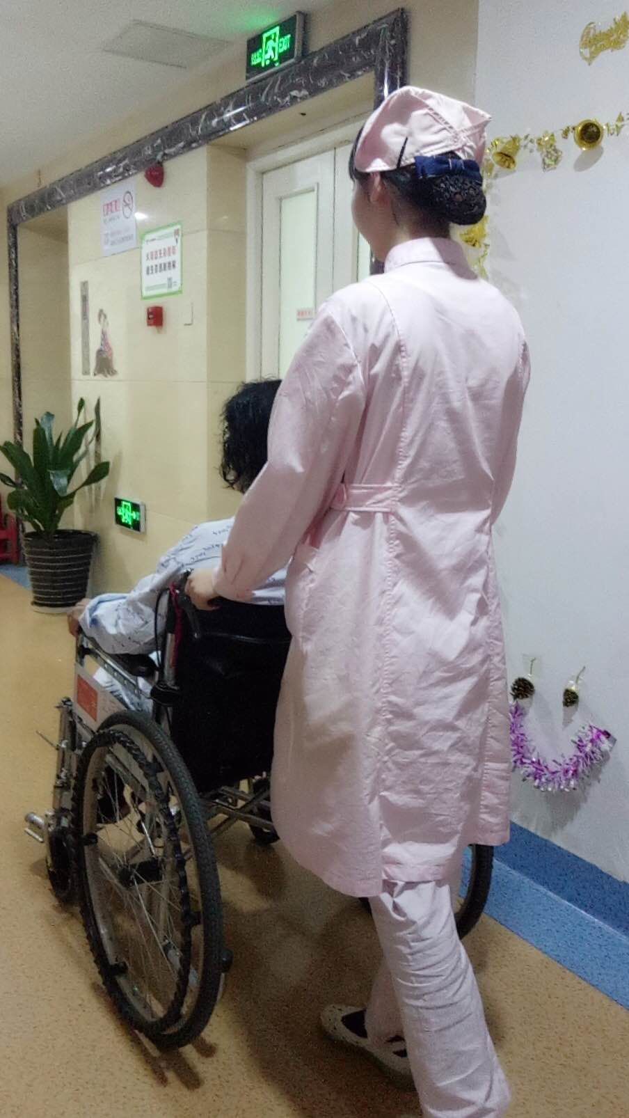 图为北京瑶医医院住院部护士刘晓林倾情照顾蔡阿姨时的情景德坤瑶医