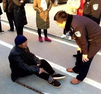 接群眾報警稱: 在桐城市西城加油站對面馬路上有一老人摔倒,請求幫助