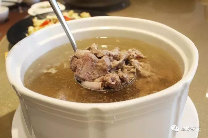 石斛土猪肉汤客家清炖猪肉汤,仅以猪肉和红枣同炖,但汤水甜香,极大地