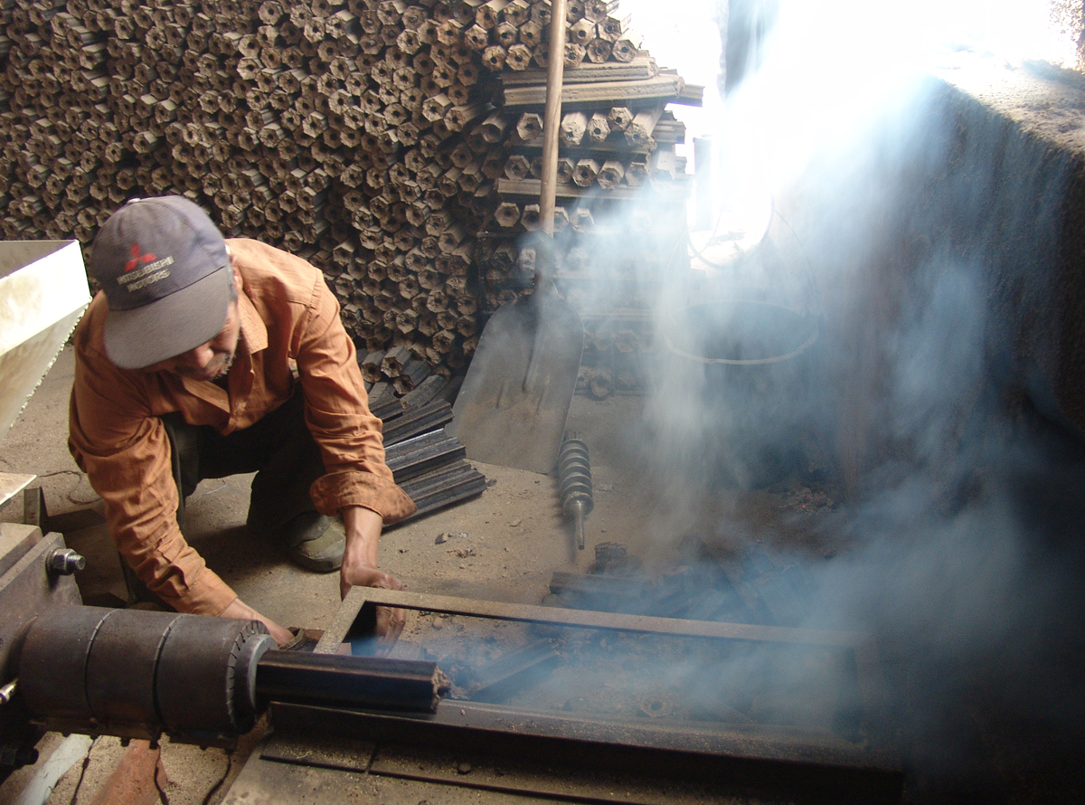 机制木炭是用菌渣为原料,在隔绝空气条件下,经高温高压成型,炭化处理