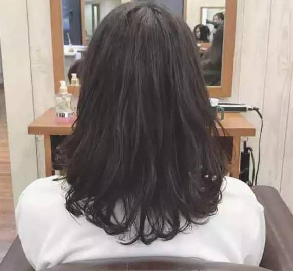 中长发卷发发型,烫成这样的卷发才是2017最好看的发型!