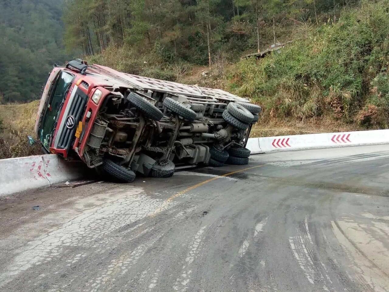 【微友新闻】货车过弯时突然就侧翻了,所幸没有造成人员伤亡