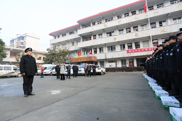 岳陽樓分局各所隊警力,市局巡特警支隊警力共300人在市區五里中學院內