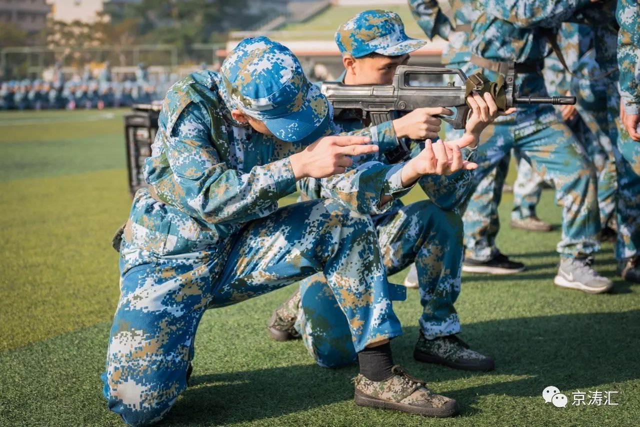 【壹新聞】看今朝,持槍跨立雄姿英發