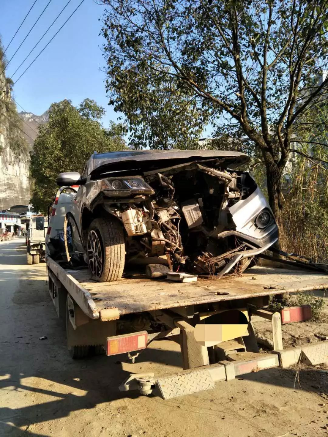 驚悚鳳山至巴馬一路段一車輛撞上路邊護欄護欄從車前插到車後