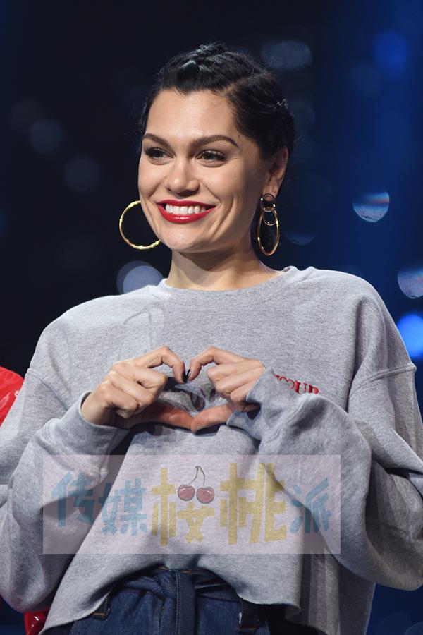 jessie j《歌手》幕后为语言沟通头疼:许多话翻译后都变味