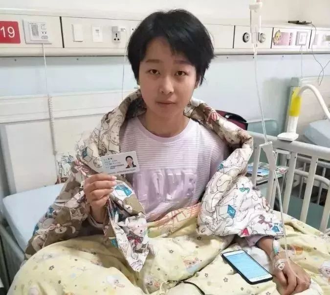 在她蜡黄的脸上依然挂着笑容—她就是涟水县第一中学高二 班的薛静