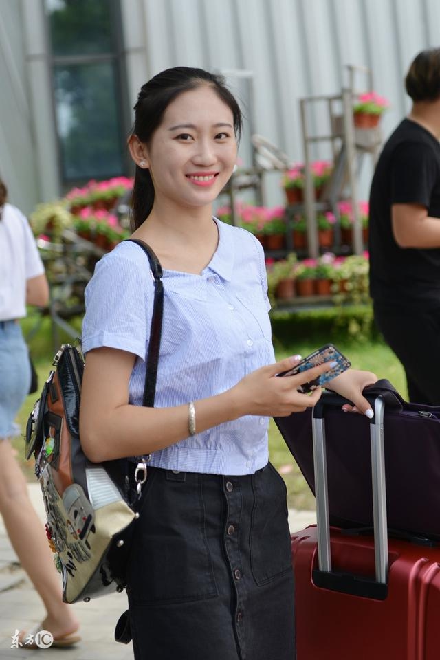 大学校园里的清纯美少女