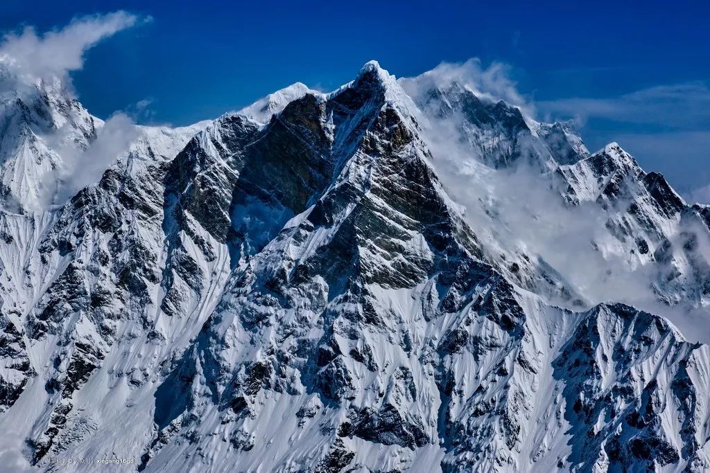 南迦巴瓦东坡副峰一带坡壁陡峭,坡壁受光迎风面大,形成锋利的刃脊.