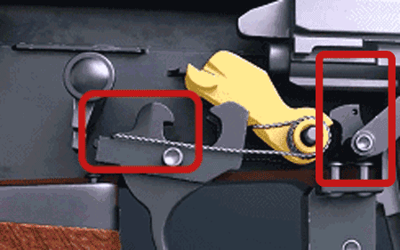 (图中红框左为隔离器,右为击锤阻铁)而当枪机框被弹簧推着向前回到