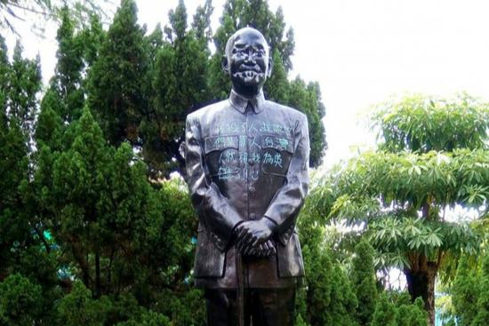 台湾又有蒋介石铜像遭破坏:胸前被涂写我杀了人
