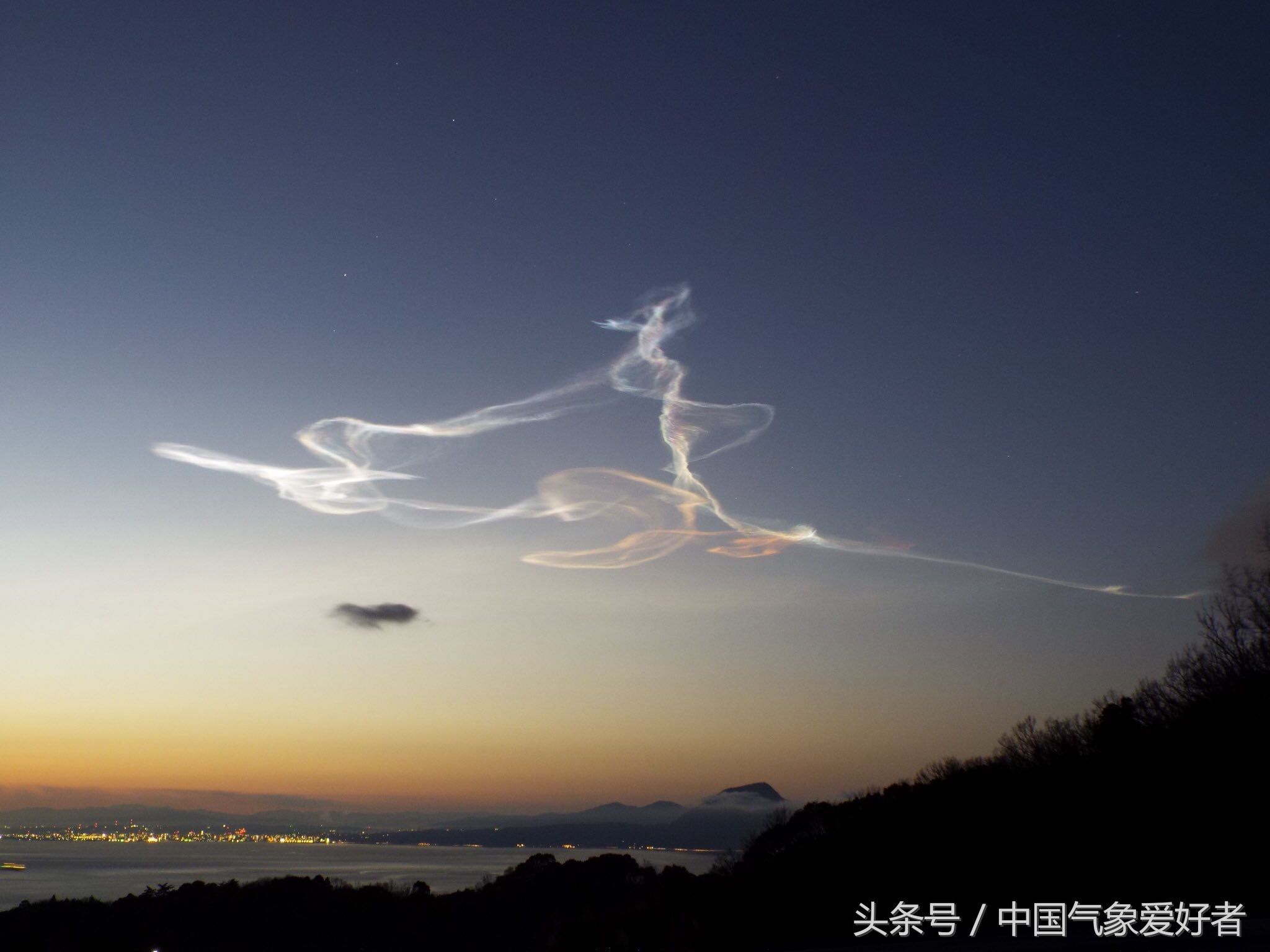 灾难先兆?日本出现几万米高的五彩夜光云似神仙抽烟