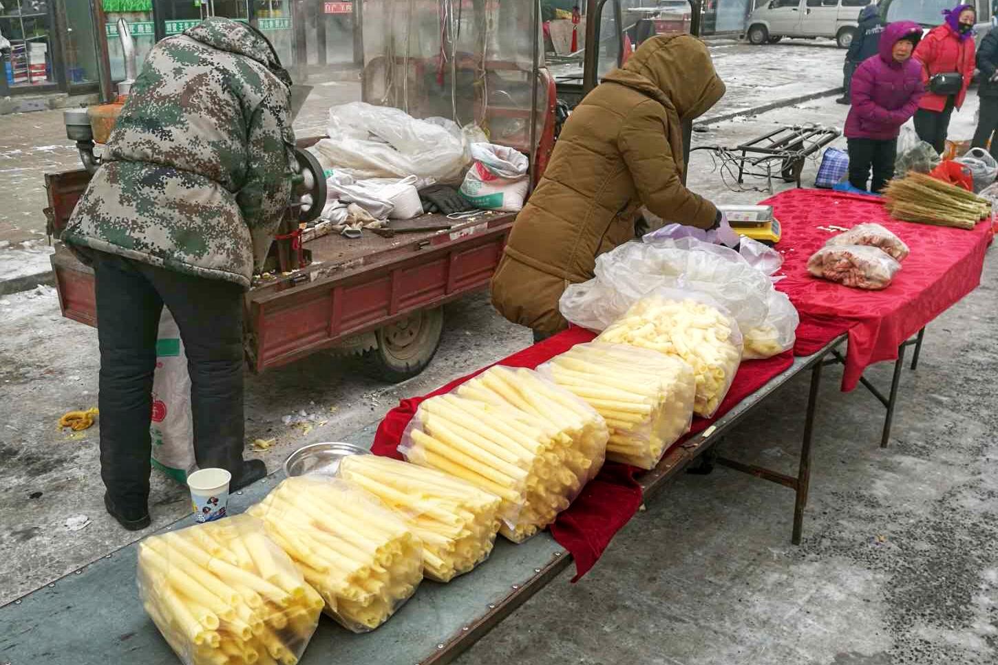 江米棍,这种小零食你也吃过吧,一种膨化食品,五块钱一袋.