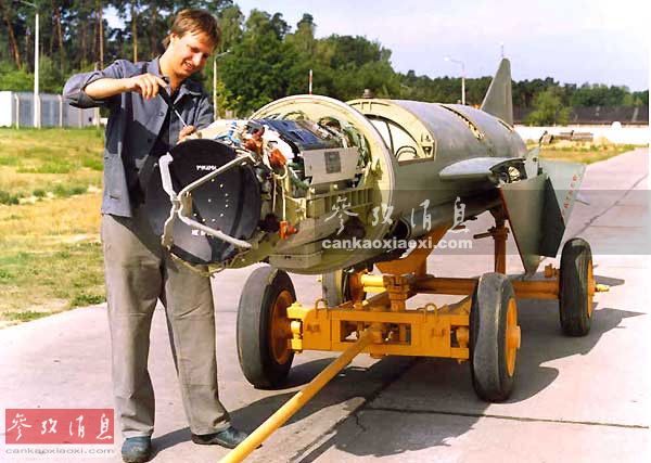 圖中左側的是與4k51型岸艦導彈系統搭配使用的a-222型130毫米自行岸防