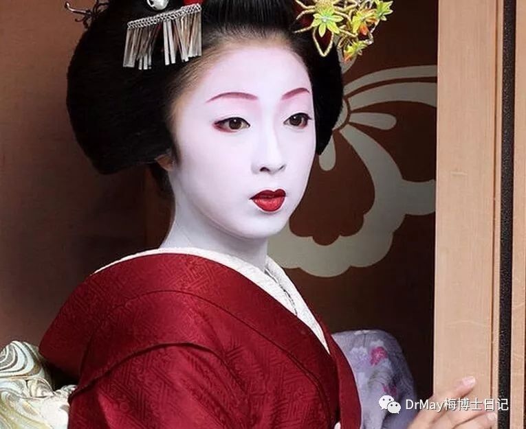 如日本艺伎的的白脸,古代日本人会使用碳酸铅(即是白铅),这也是日本