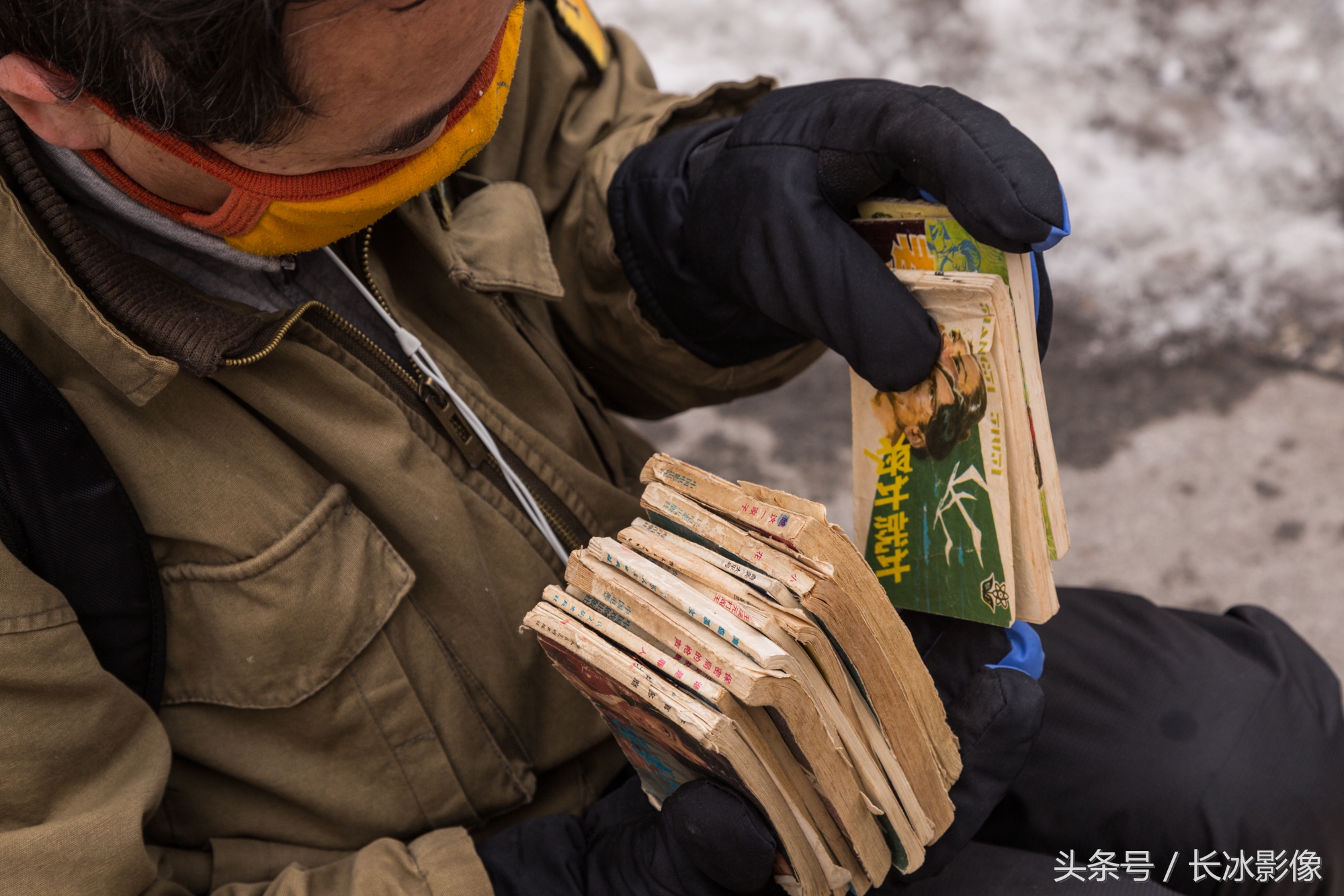 小人书曾经陪伴许多人的童年长大的他们旧书摊上回忆过去的时光