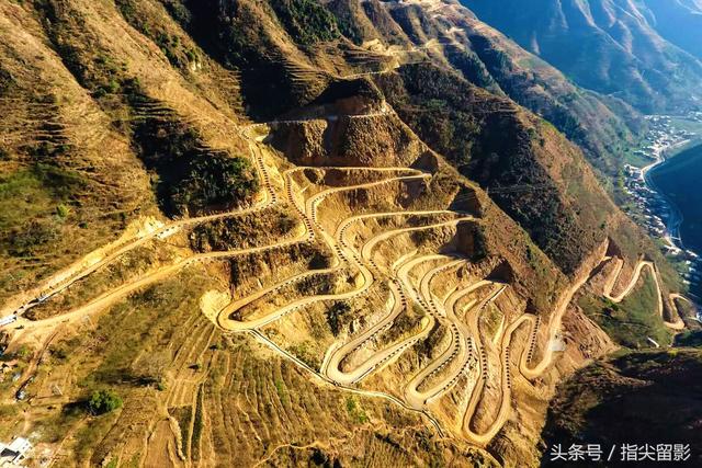 云南鲁甸最牛公路舞动在险山峻岭间的26道拐