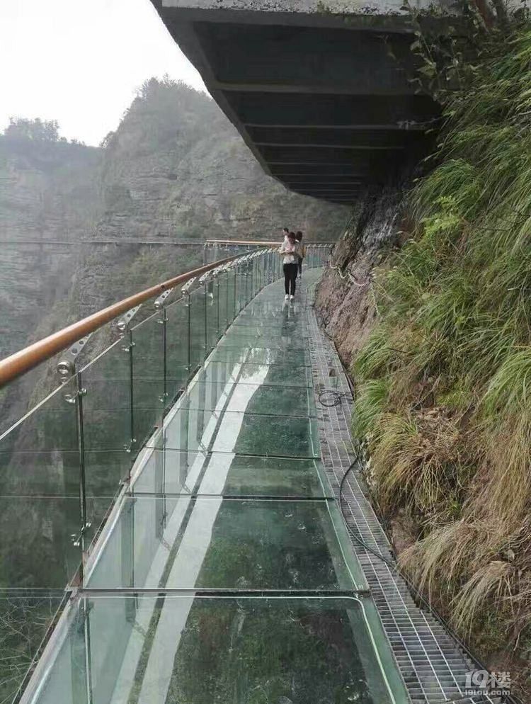 穿岩山玻璃桥图片