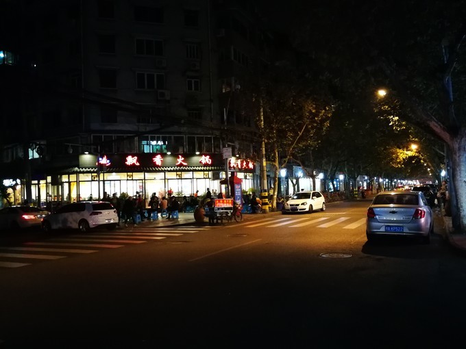 夜色中的各式小店夜晚的玉林西路玉林串串香,曾經是最早一批走出成都