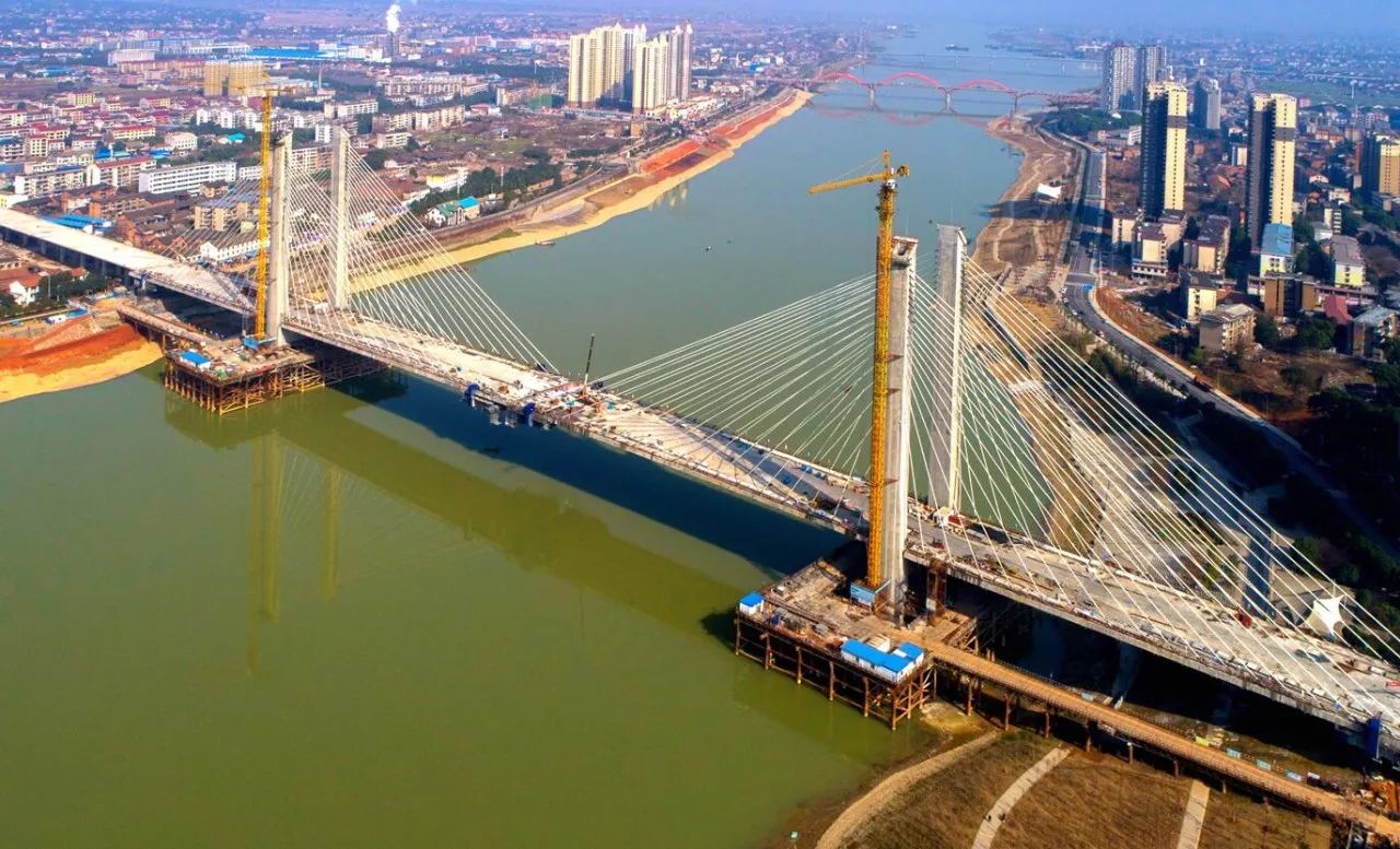 该项目为双塔双索面预应力砼斜拉桥,全长1600米,连接资阳,赫山两区