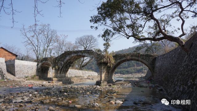 这条古道穿越胡溪和野鹿溪时,分别在河道上修建了石拱桥,名曰野鹿溪桥