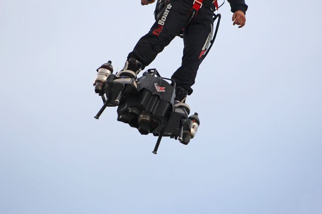 然後……他就搞出了一個叫 flyboard air 的噴氣式飛行器.