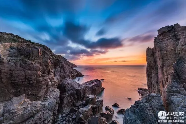 天長地久 大海碧波萬頃,沙灘蜿蜒綿長, 石厝層層疊疊.