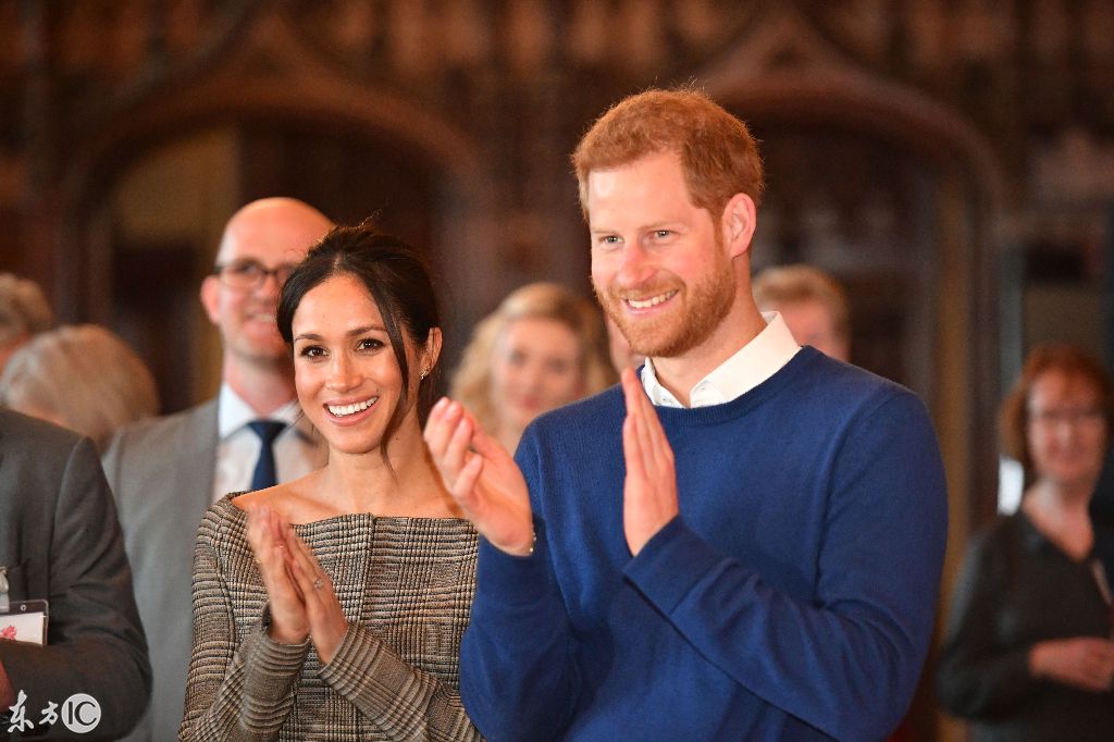 英国哈里王子与未婚妻梅根出席活动梅根展露香肩仪态优雅