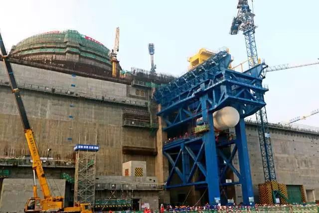 17日17时17分,中国一重承制的华龙首堆压力容器开始住进福清核电5