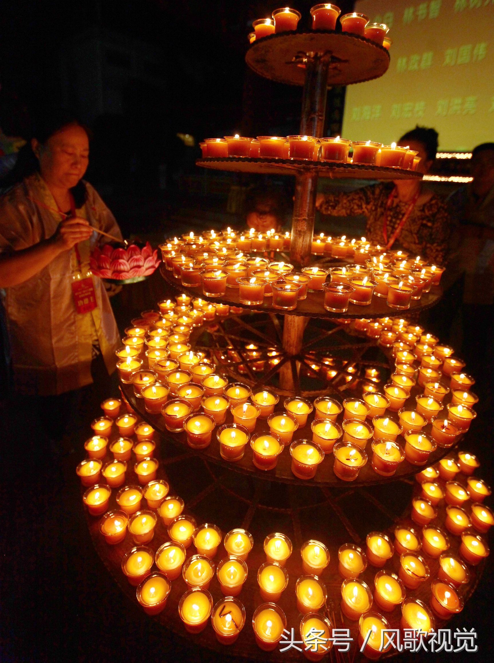 不论是汉传佛教还是藏传佛教人们都会点亮心灯传灯寓意着什么