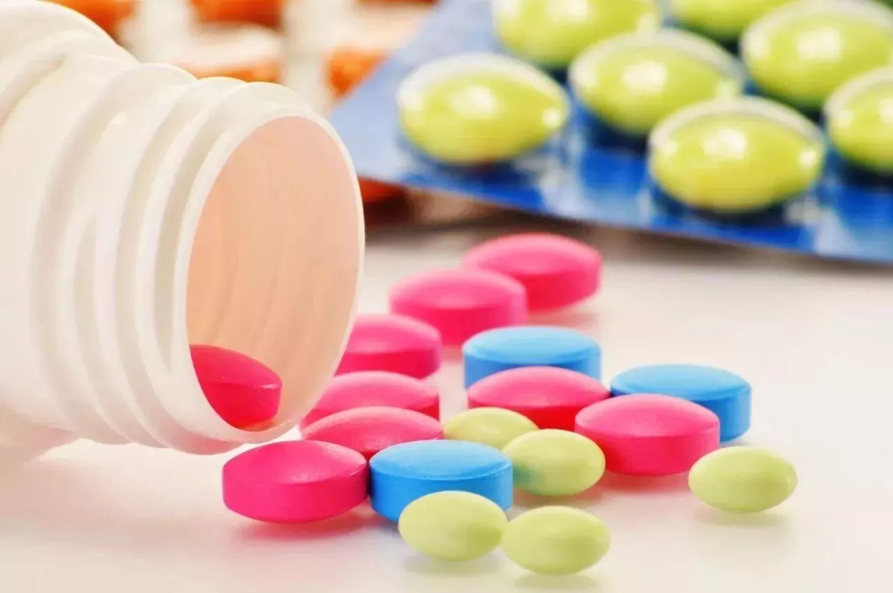 这8大药品的副作用不容忽视1,失忆常见药:(1)他汀类药物(降低胆固醇)