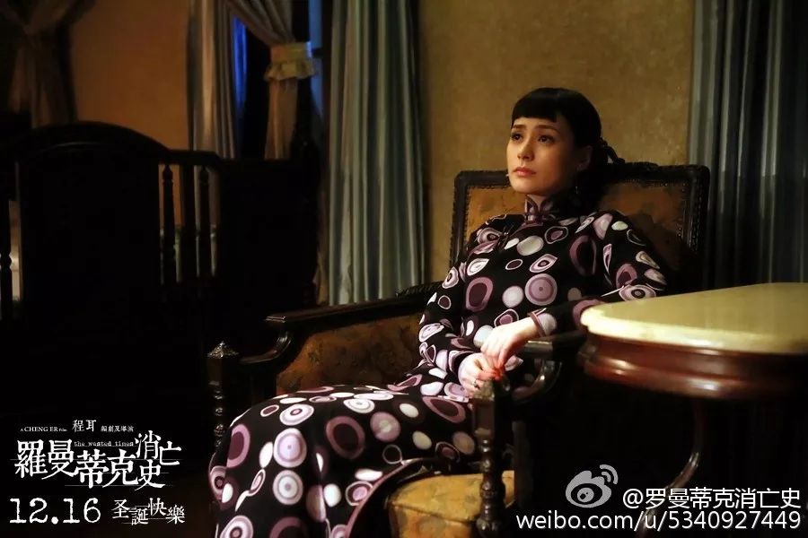 章子怡这位姨太太有个演员梦,每天也是打扮的非常精致,旗袍披肩,雍容