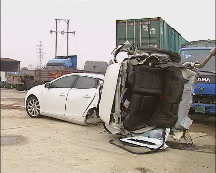 奧迪高速撞擊沃爾沃斷成兩截達海路這起車禍是怎麼發生的