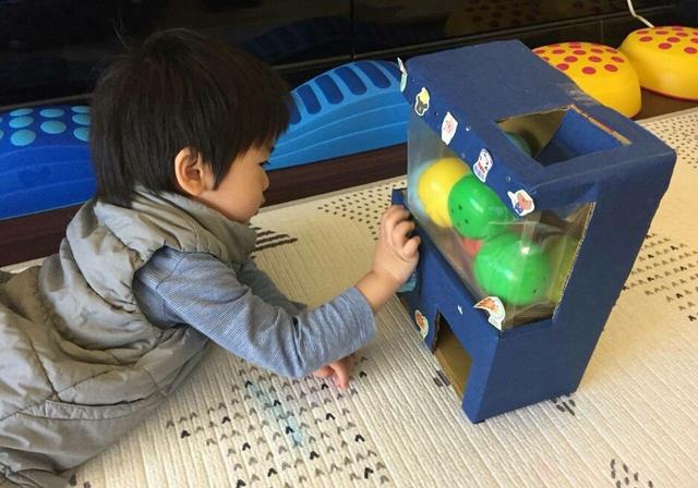 陈若仪自制扭蛋机小儿子玩得入迷一家人有钱却偏爱手工做玩具